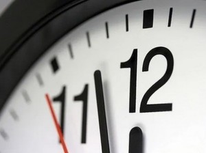 بدء العمل بالتوقيت الصيفي منتصف الليلة