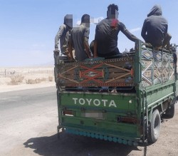 ضبط مركبة نقل متوسطة تحمل 25 راكباً بصندوقها الخلفي