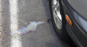 مخالفة بقيمة 250 دينار لمن يقود مركبة تنسكب منها الزيوت أو المشتقات النفطية