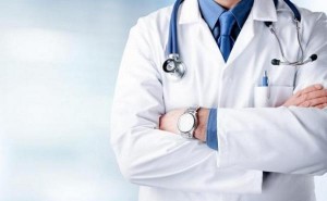 لتسببه بوفاة مريضة .. منع طبيب من ممارسة المهنة وتنسيب بإغلاق عيادته