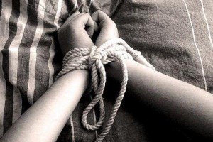 الأمن يوضح قصة الفتاة المقيدة في عين الباشا