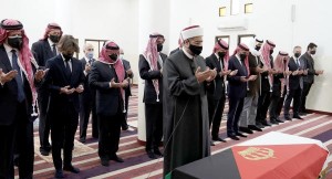 بالصور... الملك يشارك في تشييع جثمان الأمير محمد بن طلال