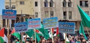 المئات في وقفة نصرة للمسجد الأقصى بساحة المسجد الحسيني