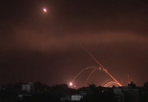 غزة تضرب تل ابيب بوابل من الصواريخ وصافرات الانذار تدوي في المستوطنات