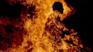 أربعيني يحرق نفسه بالرمثا