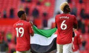 بوجبا وديالو يلوحان بعلم فلسطين في الدوري الانجليزي