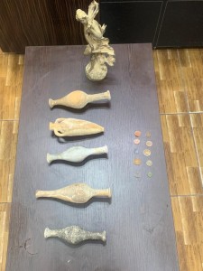 بالصور...ضبط شخصين بحوزتهما قطع اثرية عُرضت للبيع بربع مليون دينار
