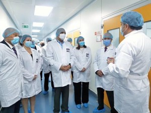 الخصاونة يختتم زيارته لمأدبا بمصنع سختيان