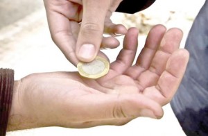 التنمية الاجتماعية : ضبط مسخرين لزوجاتهم واطفالهم في اعمال التسول