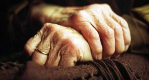 الامن ينفى استدراج مسنة من قبل منقبه وتخديرها وسرقتها في اربد