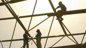 العمل تحذر: لا تعرضوا العمال لاشعة الشمس خاصة وقت الذروة