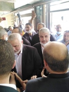 هنية ومشعل يشاركان بتشييع جثمان القيادي ابراهيم غوشة