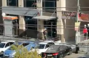 شخص يحطم واجهة فرع بنك .. والأمن: نحقق بالحادثة