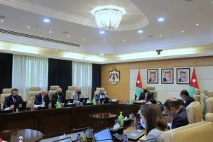 الحكومة تحدد شروط تمديد خدمات الموظفين الذين بلغوا سن التقاعد (تفاصيل)