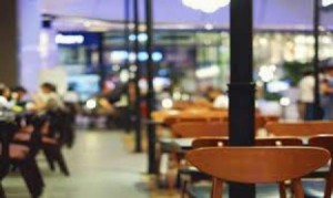 السياحة: توصية بزيادة أعداد الأشخاص على الطاولات في المطاعم