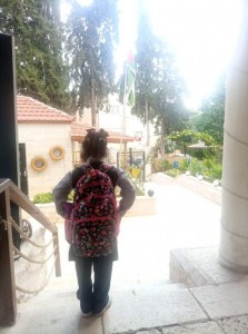 المفلح: فتيات شارع مكة يتوجهن لأول مرة إلى المدرسة