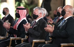 الملك يكرم شخصيات خلال رعايته احتفال الحكومة بمئوية الدولة (اسماء)