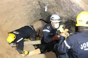 وفاة واصابة بانهيار اتربة على شخصين داخل مغارة في عمان