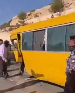 وفاة و7 إصابات بتصادم حافلة مدرسية ومركبة في زي