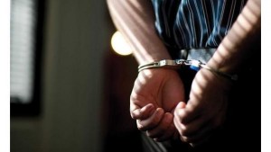 ضبط أشخاص ظهروا في فيديو أثناء تحطيم مركبة