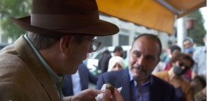 بالفيديو ..مذيع CNN يتناول الفلافل برفقة الأمير علي في عمّان ماذا قال ؟