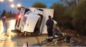 تدهور وانقلاب مركبة على طريق المطار