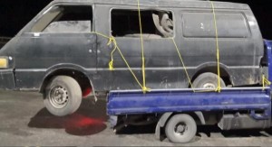 ضبط مركبة شحن تحمل حافلة صغيرة في منطقة القطرانة