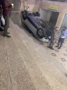 بالصور..تدهور مركبة داخل مجمع تجاري في الرابية