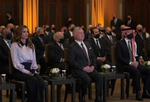 الملك ينعم بوسام المئوية على أمراء وشخصيات خدمت بالديوان في عهد الحسين (أسماء)