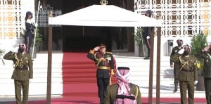 الملك يصل إلى مجلس الأمة متوسطاً الموكب الأحمر