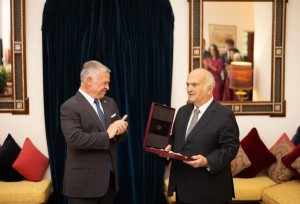 بالصور..الملك ينعم بوسام المئوية على الأمير الحسن