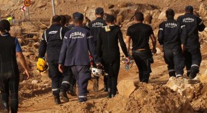 انقاذ 40 شخصا حوصروا على طريق ذيبان