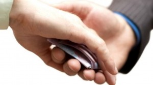 تحويل موظف للإدعاء العام بعد طلبه “رشوة” من أحد المراجعين