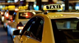 "أصحاب مكاتب التكسي" تطالب الحكومة بحل أزمة السير وعدم ترخيص تطبيقات جديدة