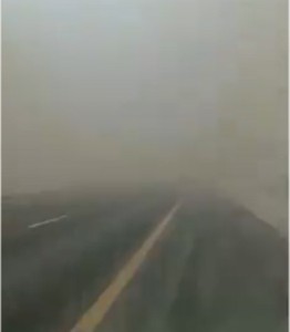 الأمن يحذر: 10 امتار مدى الرؤية الافقية في طريق الأزرق - العمري