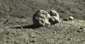 حل لغز الكوخ الغامض على القمر