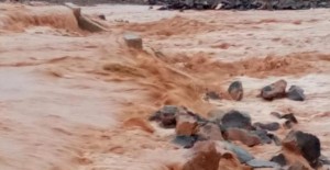 السيول تجرف مركبة بداخلها شخص في معان