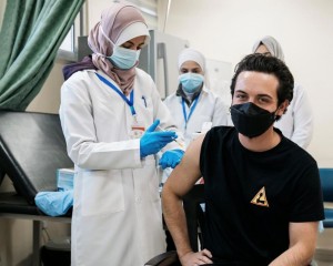 ولي العهد: الحمد لله تلقيت اليوم الجرعة المعززة من المطعوم المضاد لفيروس كورونا