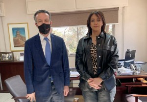 حدادين تكتب " وزير السياحة يحمل البريد بيده لسرعة الاجراءات "