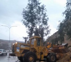 الاشغال تتعامل مع تساقط للأتربة والحجارة على طريقي مدخل جرش والكسارات