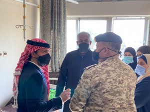 ولي العهد في دارة الخضيرات لتقديم العزاء ويعود مصابي الاشتباك المسلح