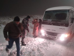 الدفاع المدني يعمل على تأمين مجموعة من المواطنين تقطعت بهم السبل