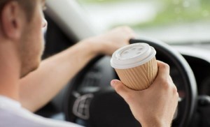 السير: المشروبات الساخنة والهاتف النقال أهم مسببات المعيقات المرورية