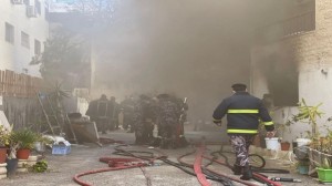 الدفاع المدني يخمد حريق مستودع داخل إحدى العمارات ، ويخلي ساكنيها بسرعة استجابة حالت دون وقوع إصابات