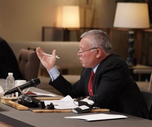 الملك يلتقي كتابًا وصحفيين في قصر الحسينية (اسماء)