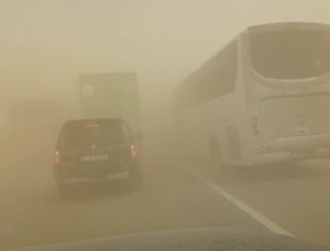 قطع الطريق الصحراوي أمام حركة المركبات في منطقتي الأبيض والزميلة