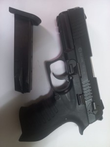 الامن العام : القاء القبض على الشخص الذي ظهر وهو يطلق عيارات نارية بالهواء من داخل إحدى المركبات .