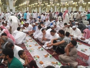 السفرة الرمضانية تعود إلى المسجد النبوي بعد غياب عامين