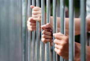 توقيف متهمين بالاعتداء على عامل توصيل في اربد 15 يوماً