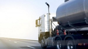 وصول 300 صهريج نفط إلى الحدود العراقية الأردنية